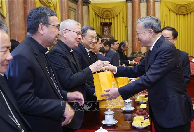 Chủ tịch nước tặng quà các đại biểu lãnh đạo, chức sắc các tổ chức tôn giáo tham gia buổi gặp mặt - Ảnh: TTXVN