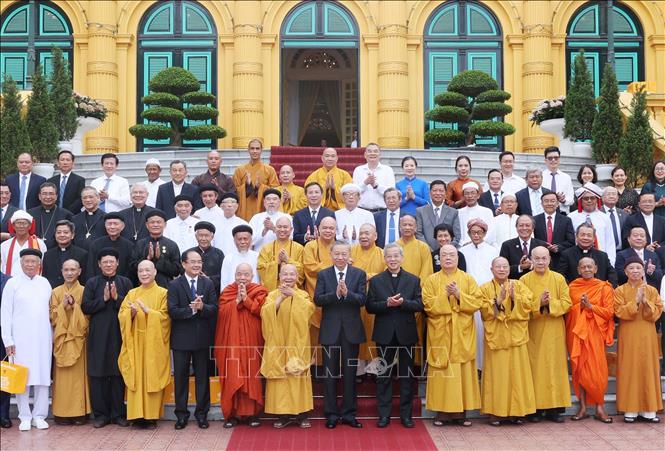 Chủ tịch nước chụp ảnh lưu niệm với các đại biểu lãnh đạo, chức sắc các tổ chức tôn giáo tham gia buổi gặp mặt - Ảnh: TTXVN