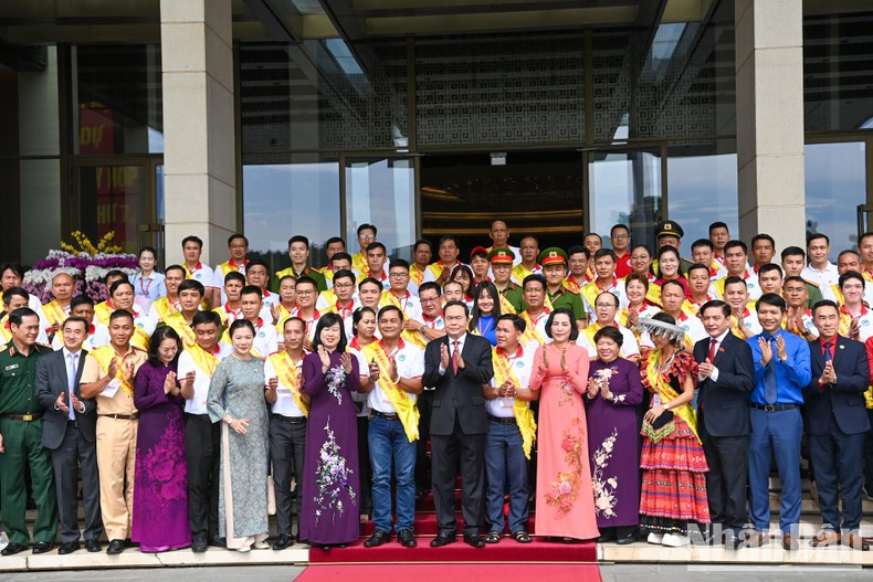 Chủ tịch Quốc hội Trần Thanh Mẫn, Phó Chủ tịch Quốc hội Nguyễn Thị Thanh với các đại biểu tại cuộc gặp mặt.
