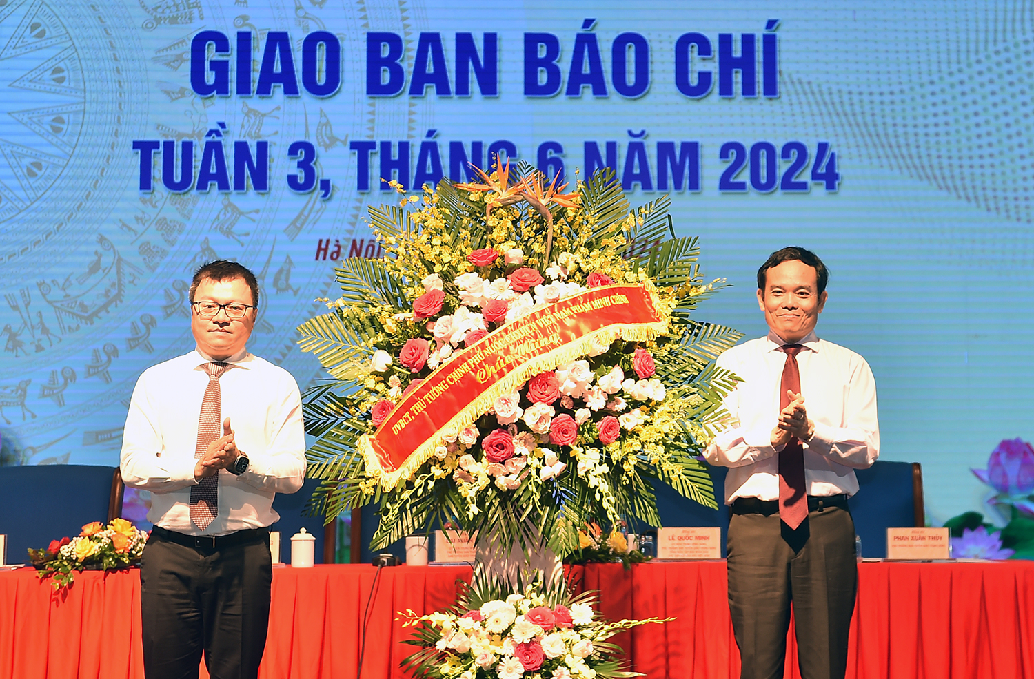 Phó Thủ tướng Trần Lưu Quang tặng hoa chúc mừng đội ngũ làm báo cả nước nhân kỷ niệm 99 năm Ngày Báo chí cách mạng Việt Nam - Ảnh: VGP/Hải Minh