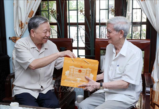 Chủ tịch nước Tô Lâm thăm, chúc mừng Nhà báo Hồ Tiến Nghị, nguyên Tổng Giám đốc Thông tấn xã Việt Nam