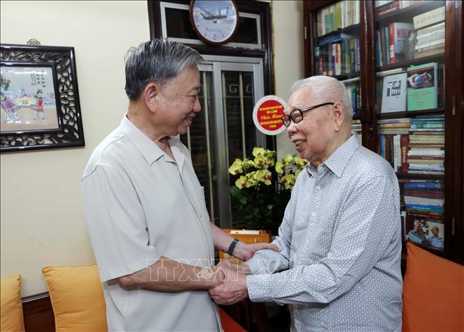 Chủ tịch nước Tô Lâm thăm, chúc mừng Nhà báo Phan Quang, nguyên Chủ tịch Hội Nhà báo Việt Nam