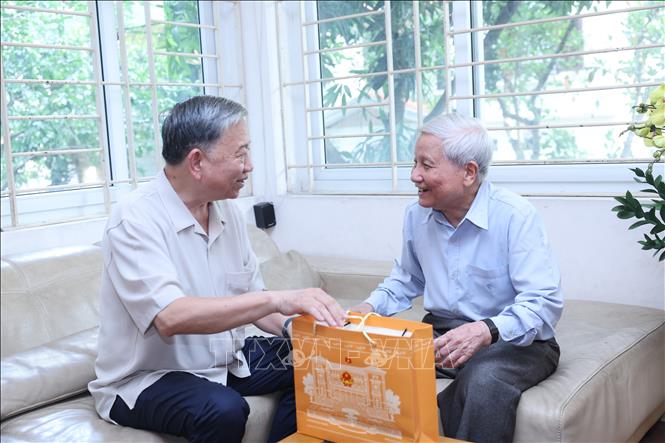 Chủ tịch nước Tô Lâm thăm, chúc mừng Nhà báo Hà Đăng, nguyên Trưởng Ban Tư tưởng - Văn hóa Trung ương, nguyên Tổng Biên tập Báo Nhân Dân