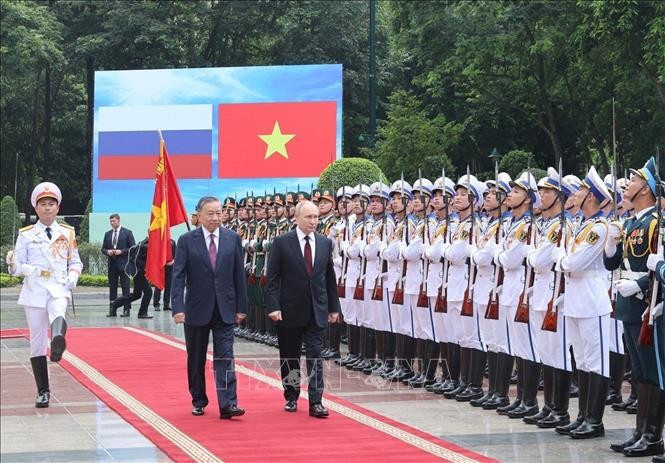 Chủ tịch nước Tô Lâm và Tổng thống Liên bang Nga Vladimir Putin duyệt Đội danh dự Quân đội Nhân dân Việt Nam. (Ảnh: Nhan Sáng/TTXVN)