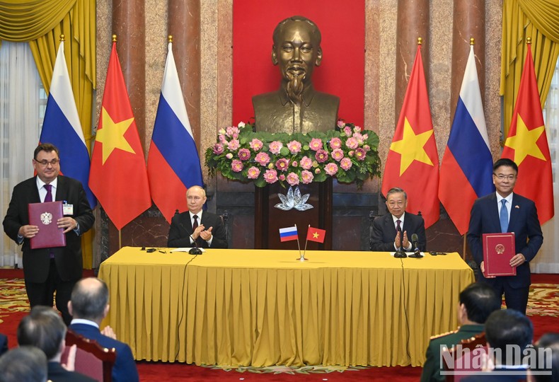 Chủ tịch nước Tô Lâm và Tổng thống Liên bang Nga Vladimir Putin chứng kiến lễ trao văn kiện hợp tác giai đoạn 2024-2025 giữa Bộ Tư pháp Việt Nam và Bộ Tư pháp Nga
