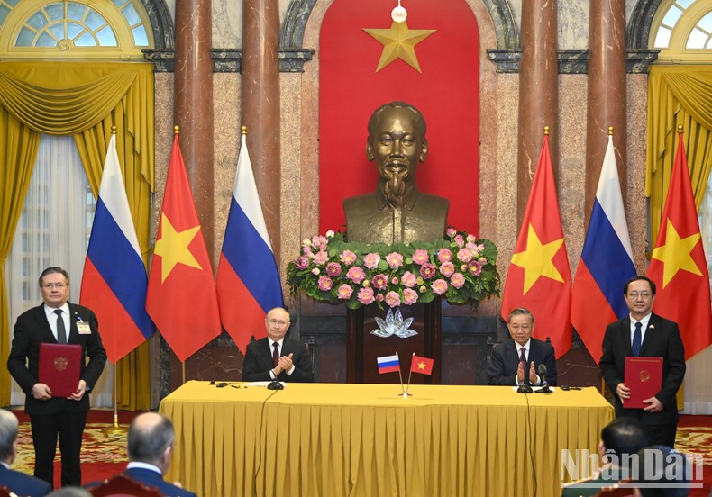 Chủ tịch nước Tô Lâm và Tổng thống Liên bang Nga Vladimir Putin chứng kiến lễ trao Bản ghi nhớ về lộ trình thực hiện dự án Trung tâm Khoa học công nghệ hạt nhân trên lãnh thổ Việt Nam giữa Bộ Khoa học và Công nghệ và Tập đoàn Năng lượng nguyên tử Rosatom