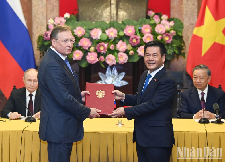 Chủ tịch nước Tô Lâm và Tổng thống Liên bang Nga Vladimir Putin chứng kiến lễ trao Giấy chứng nhận đăng ký đầu tư điều chỉnh lô 11-2 cho Tập đoàn Zarubezhneft
