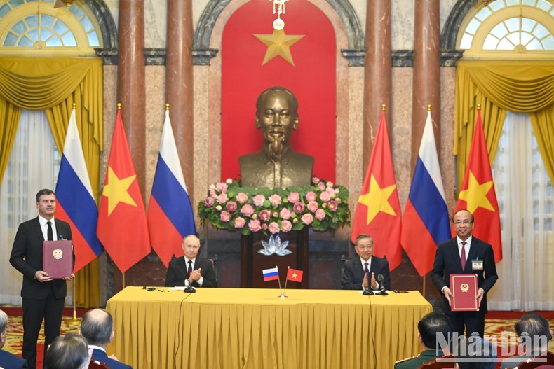 Chủ tịch nước Tô Lâm và Tổng thống Liên bang Nga Vladimir Putin chứng kiến lễ trao Thỏa thuận hợp tác trao đổi khoa học giữa Viện hàn lâm Khoa học xã hội Việt Nam và Học viện Kinh tế quốc dân và Hành chính công trực thuộc Tổng thống Nga (RANEPA)