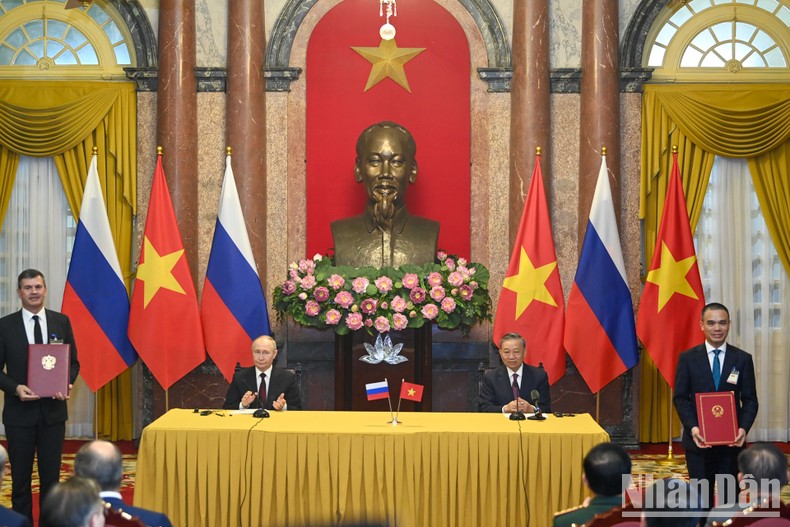 Chủ tịch nước Tô Lâm và Tổng thống Liên bang Nga Vladimir Putin chứng kiến lễ trao Thỏa thuận hợp tác giữa Đại học Hà Nội và RANEPA