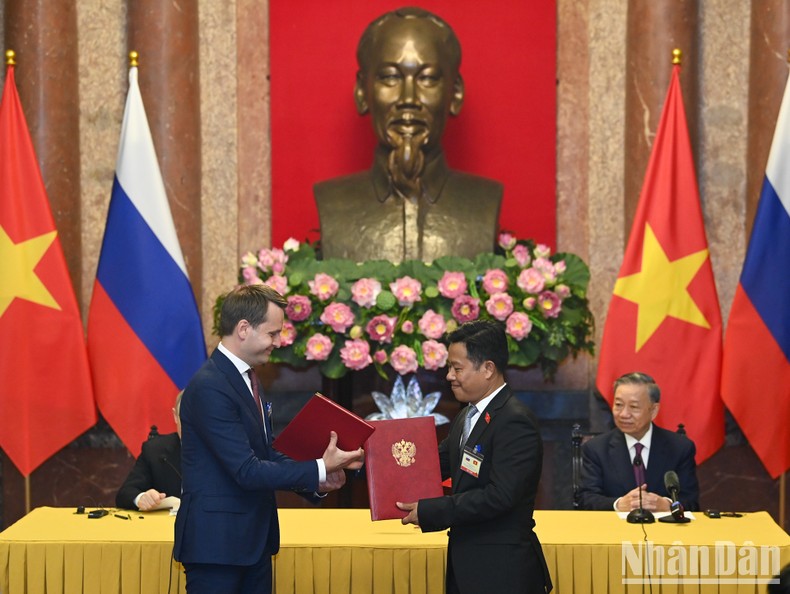 Chủ tịch nước Tô Lâm và Tổng thống Liên bang Nga Vladimir Putin chứng kiến lễ trao Thỏa thuận hợp tác giữa Đại học Quốc gia Hà Nội và Đại học Tổng hợp liên bang Viễn Đông (FEFU)