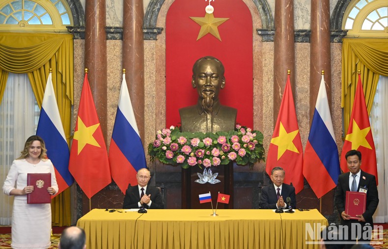 Chủ tịch nước Tô Lâm và Tổng thống Liên bang Nga Vladimir Putin chứng kiến lễ trao Thỏa thuận hợp tác giữa Đại học Quốc gia Hà Nội và Trường Kinh tế cao cấp (HSE)