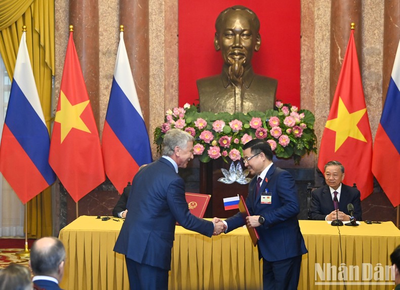 Chủ tịch nước Tô Lâm và Tổng thống Liên bang Nga Vladimir Putin chứng kiến lễ trao Bản ghi nhớ về hợp tác tại Việt Nam giữa Tập đoàn Dầu khí Việt Nam và Công ty cổ phần Novatek