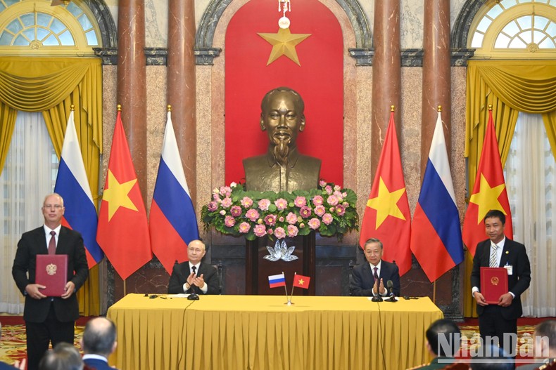 Chủ tịch nước Tô Lâm và Tổng thống Liên bang Nga Vladimir Putin chứng kiến lễ trao Biên bản ghi nhớ giữa Công ty cổ phần Quản lý BVIM và Quỹ Đầu tư trực tiếp Nga (RDIF)