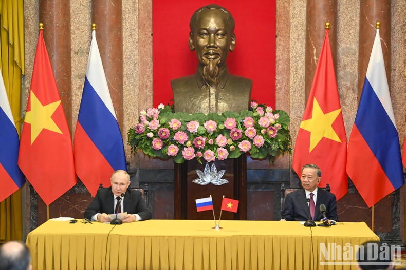 Tiếp sau đó, Chủ tịch nước Tô Lâm và Tổng thống Liên bang Nga Vladimir Putin đã tiếp hành họp báo chung với các cơ quan thông tấn, báo chí