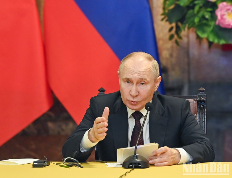 Tổng thống Liên bang Nga Vladimir Putin phát biểu tại buổi họp báo chung