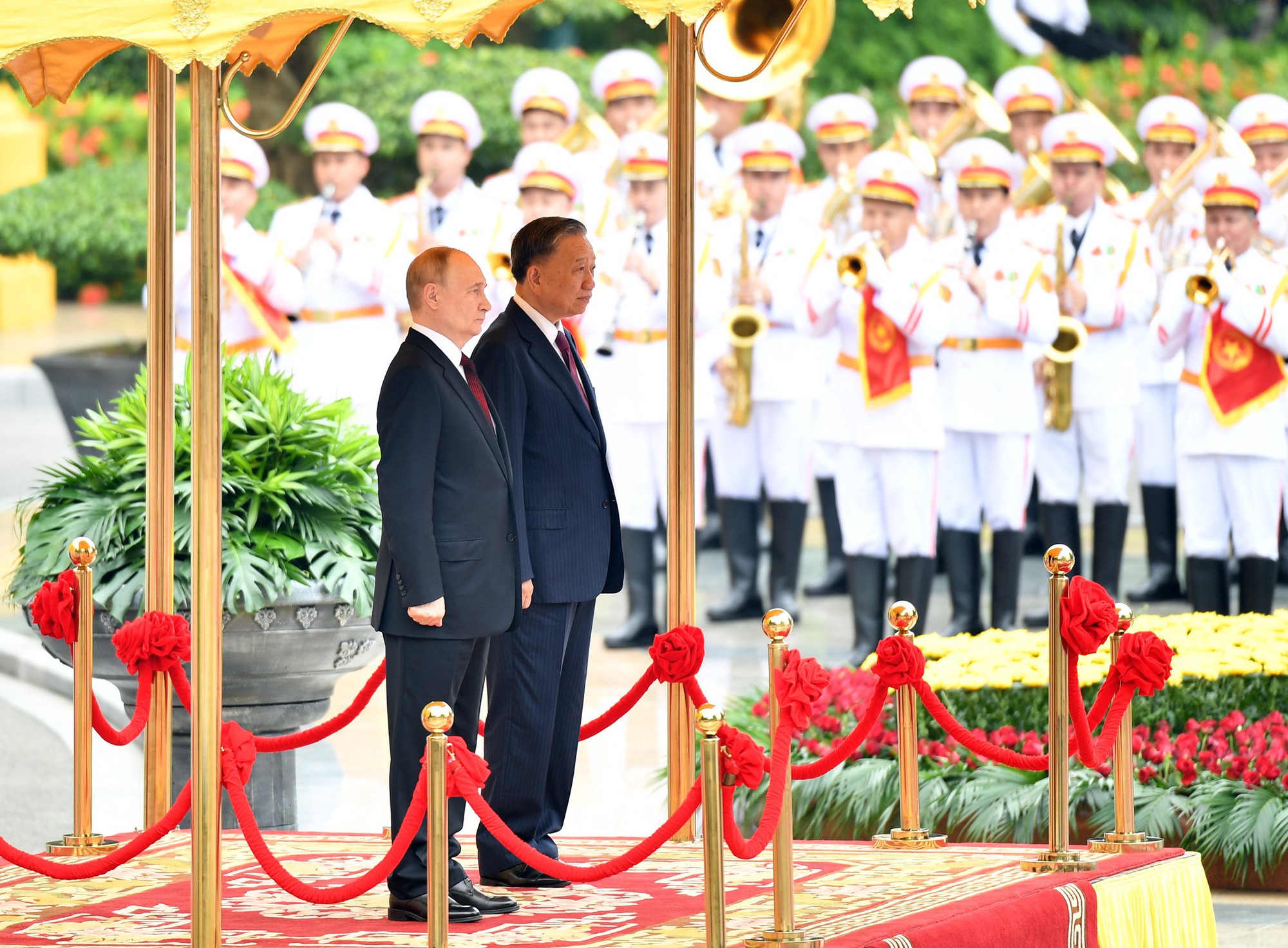 Hai nguyên thủ trên bục danh dự, thực hiện nghi thức chào quốc kỳ hai nước - Ảnh: VGP/Nhật Bắc