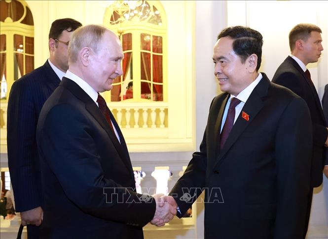 Chủ tịch Quốc hội Trần Thanh Mẫn nhiệt liệt chào đón Tổng thống Liên bang Nga Vladimir Putin đang thăm cấp Nhà nước tới Việt Nam - Ảnh: TTXVN