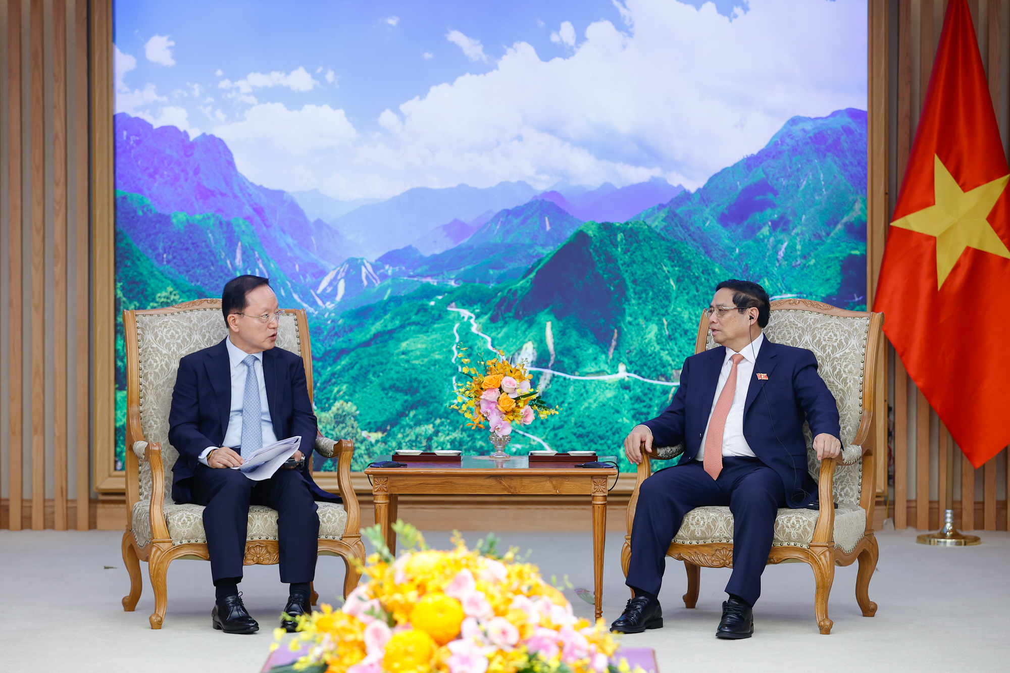 Thủ tướng mong muốn Samsung tiếp tục hỗ trợ Việt Nam nâng cao hơn nữa năng lực doanh nghiệp trong nước để có thể tham gia có hiệu quả hơn chuỗi cung ứng, trở thành đối tác trong hệ sinh thái của Samsung - Ảnh: VGP/Nhật Bắc
