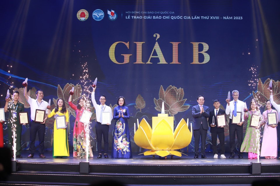 Phó Thủ tướng Chính phủ Trần Lưu Quang và Phó Chủ tịch Quốc hội Nguyễn Thị Thanh trao giải B cho các tác giả, đại diện nhóm tác giả đoạt giải - Ảnh: VGP/Nhật Bắc
