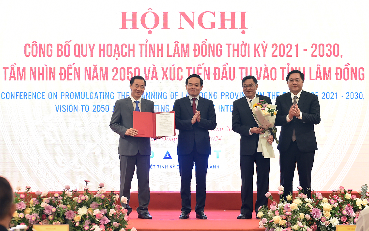 Phó Thủ tướng Trần Lưu Quang trao Quyết định của Thủ tướng Chính phủ phê duyệt Quy hoạch tỉnh Lâm Đồng thời kỳ 2021-2030, tầm nhìn đến năm 2050 cho lãnh đạo tỉnh Lâm Đồng - Ảnh: VGP/Hải Minh