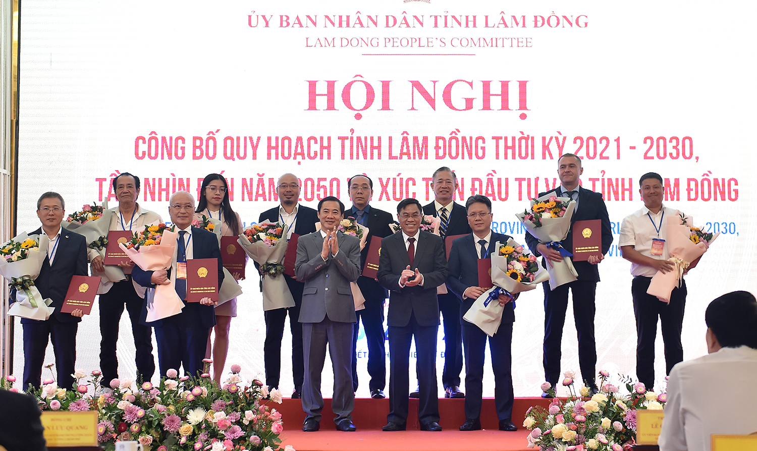 Lãnh đạo tỉnh Lâm Đồng trao quyết định, chủ trương đầu tư cho các nhà đầu tư vào Lâm Đồng - Ảnh: VGP/Hải Minh