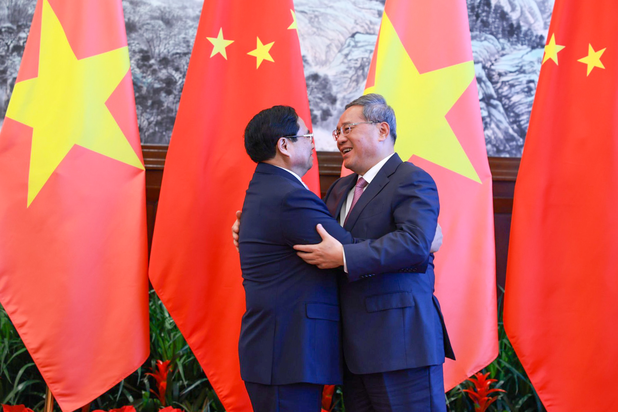 Thủ tướng Phạm Minh Chính và Thủ tướng Trung Quốc Lý Cường - Ảnh: VGP/Nhật Bắc