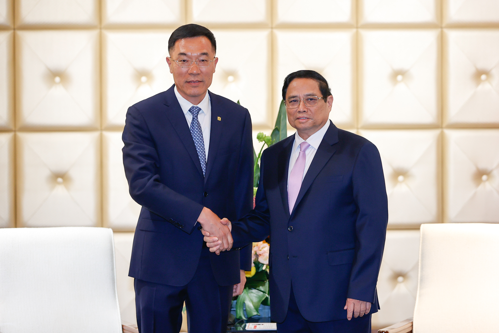 Thủ tướng Phạm Minh Chính và ông Tôn Vinh Khôn, Chủ tịch Hội đồng quản trị Công ty TNHH Đầu máy và toa xe lửa Đại Liên - Ảnh: VGP/Nhật Bắc