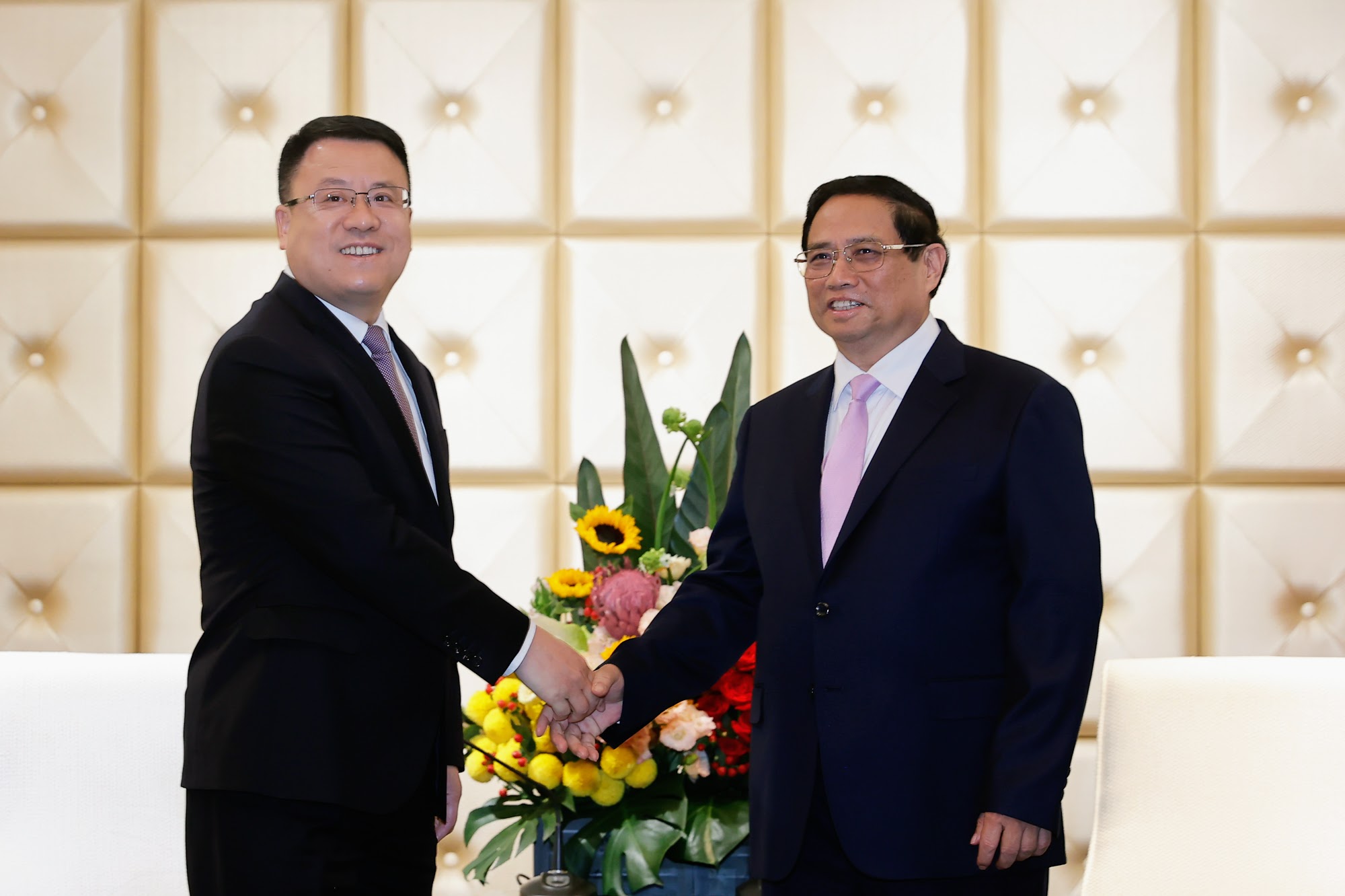 Thủ tướng Phạm Minh Chính và ông Vương Tiểu Quân, Phó Chủ tịch Tập đoàn Xây dựng Điện lực Trung Quốc - Ảnh: VGP/Nhật Bắc