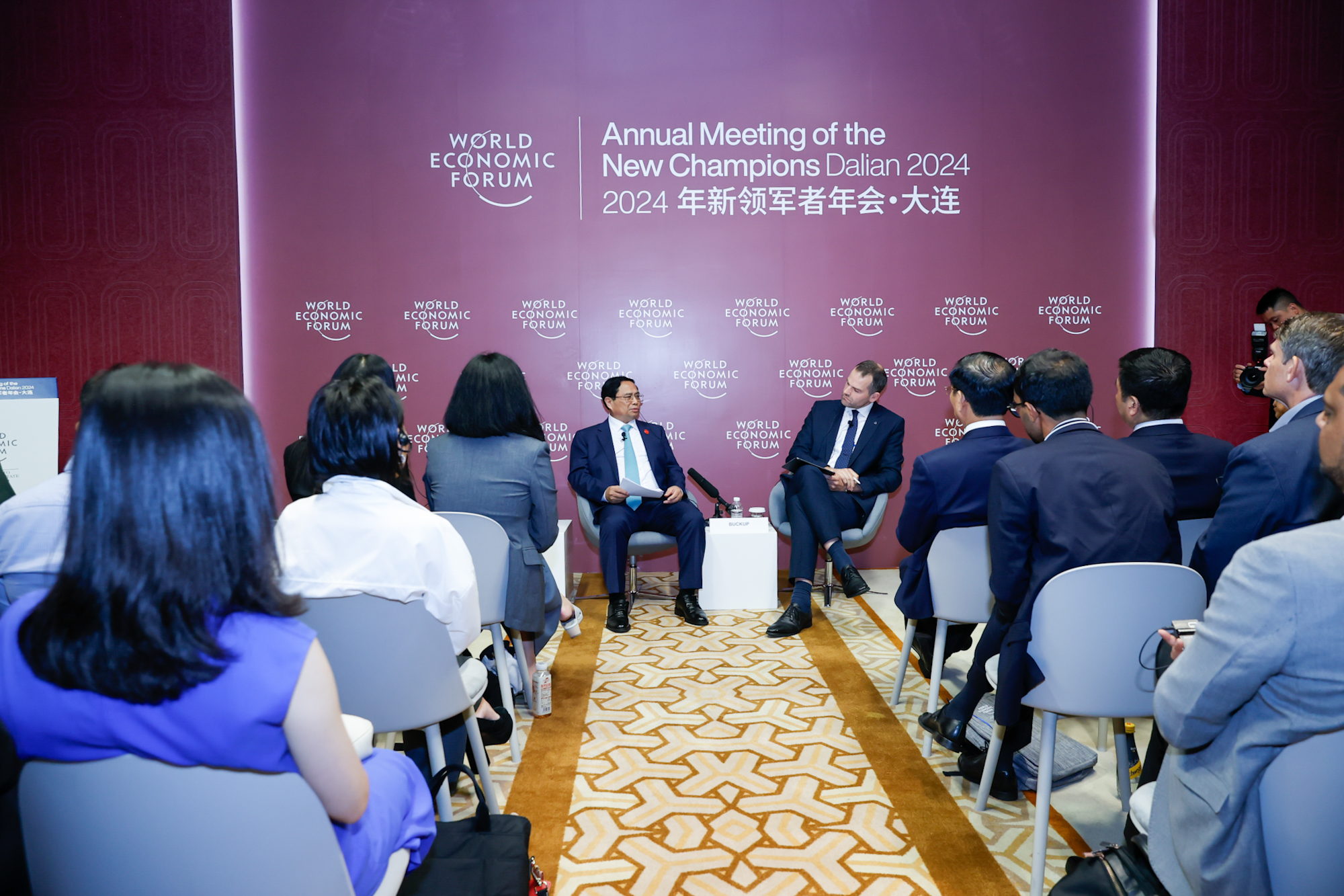 Thủ tướng Chính phủ Phạm Minh Chính dự Tọa đàm với cộng đồng doanh nghiệp khởi nghiệp, đổi mới sáng tạo của WEF - Ảnh: VGP/Nhật Bắc