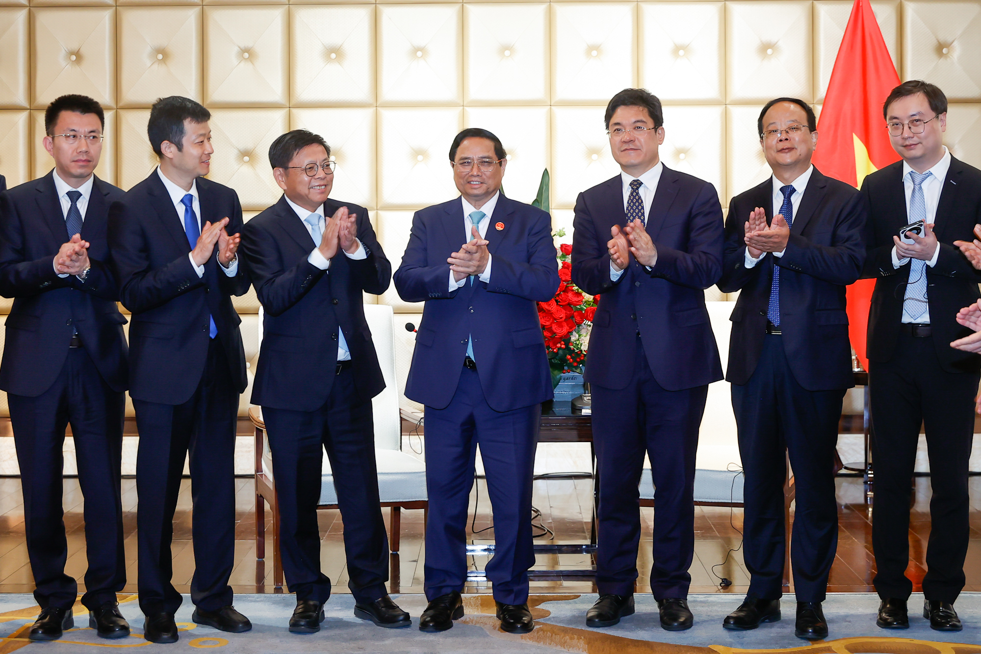 Thủ tướng và các đại biểu dự cuộc làm việc - Ảnh: VGP/Nhật Bắc