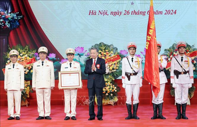 Chủ tịch nước trao Huân chương Chiến công hạng Nhì cho lực lượng Kỹ thuật nghiệp vụ CAND - Ảnh: TTXVN