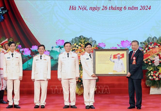 Chủ tịch nước tặng chân dung Chủ tịch Hồ Chí Minh cho lực lượng Kỹ thuật nghiệp vụ CAND - Ảnh: TTXVN
