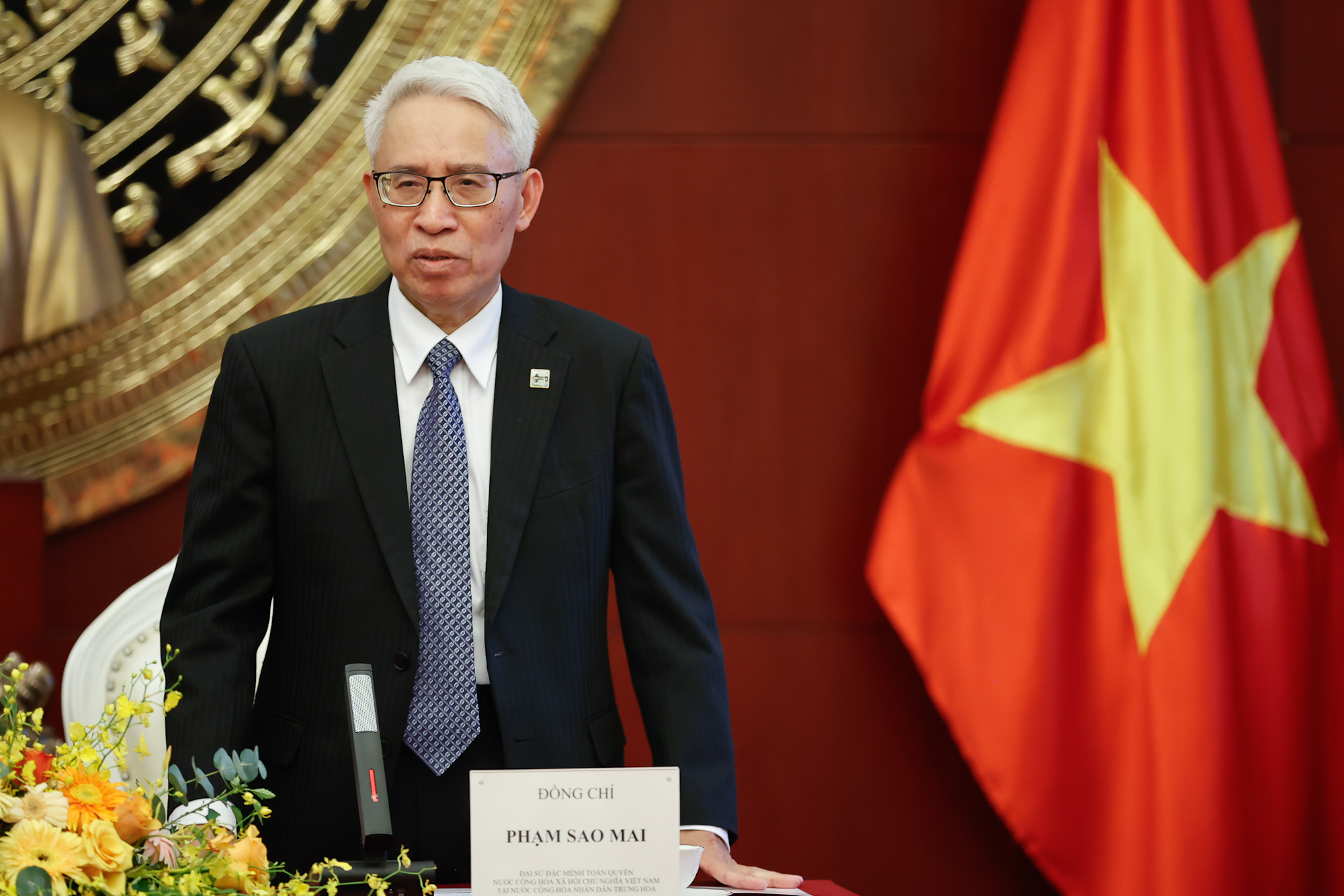 Đại sứ Việt Nam tại Trung Quốc Phạm Sao Mai báo cáo với Thủ tướng và Đoàn công tác về hoạt động của Đại sứ quán trong thời gian qua - Ảnh: VGP/Nhật Bắc