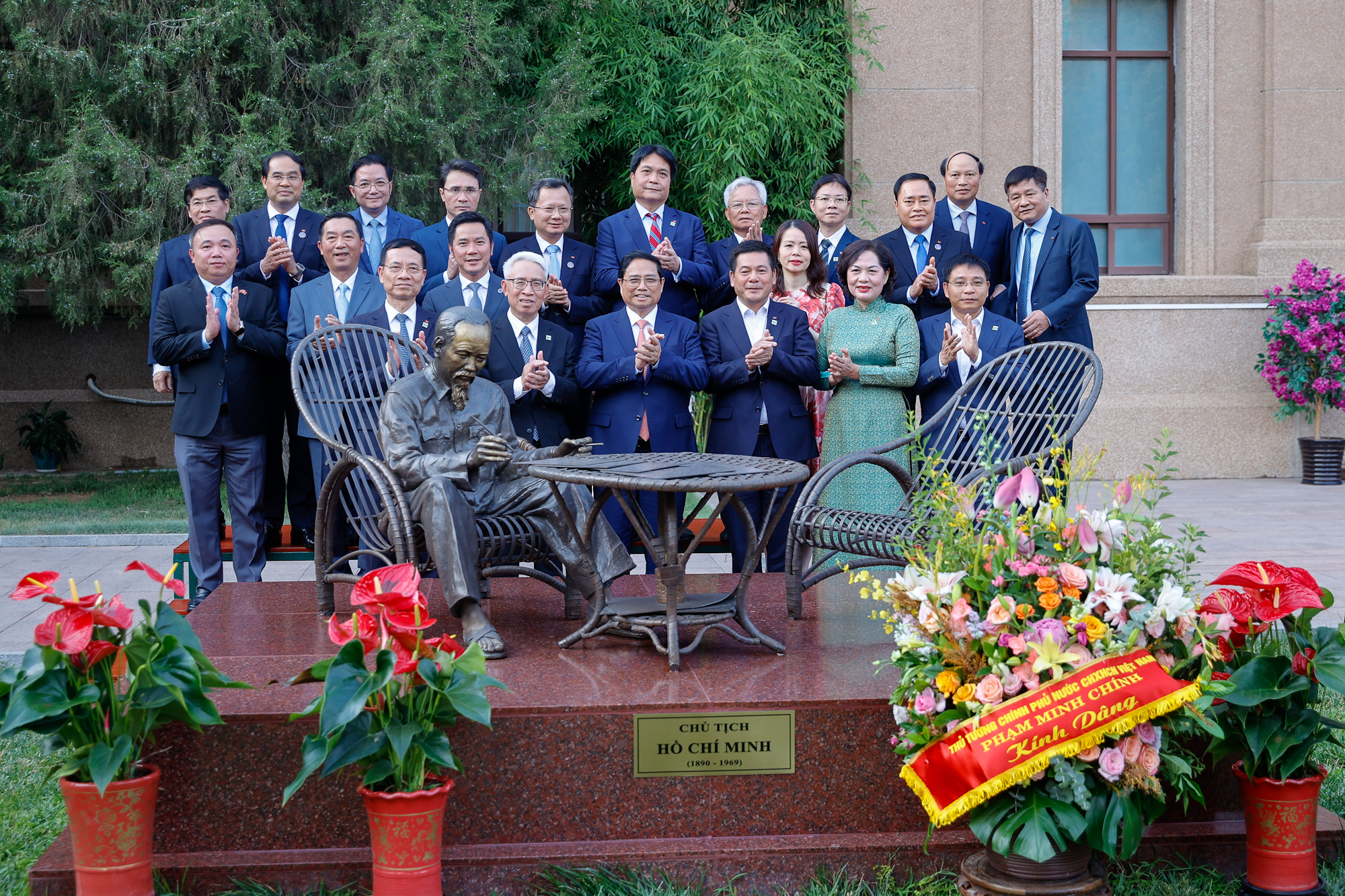 Thủ tướng chụp ảnh lưu niệm với cán bộ, nhân viên Đại sứ quán Việt Nam tại Trung Quốc - Ảnh: VGP/Nhật Bắc