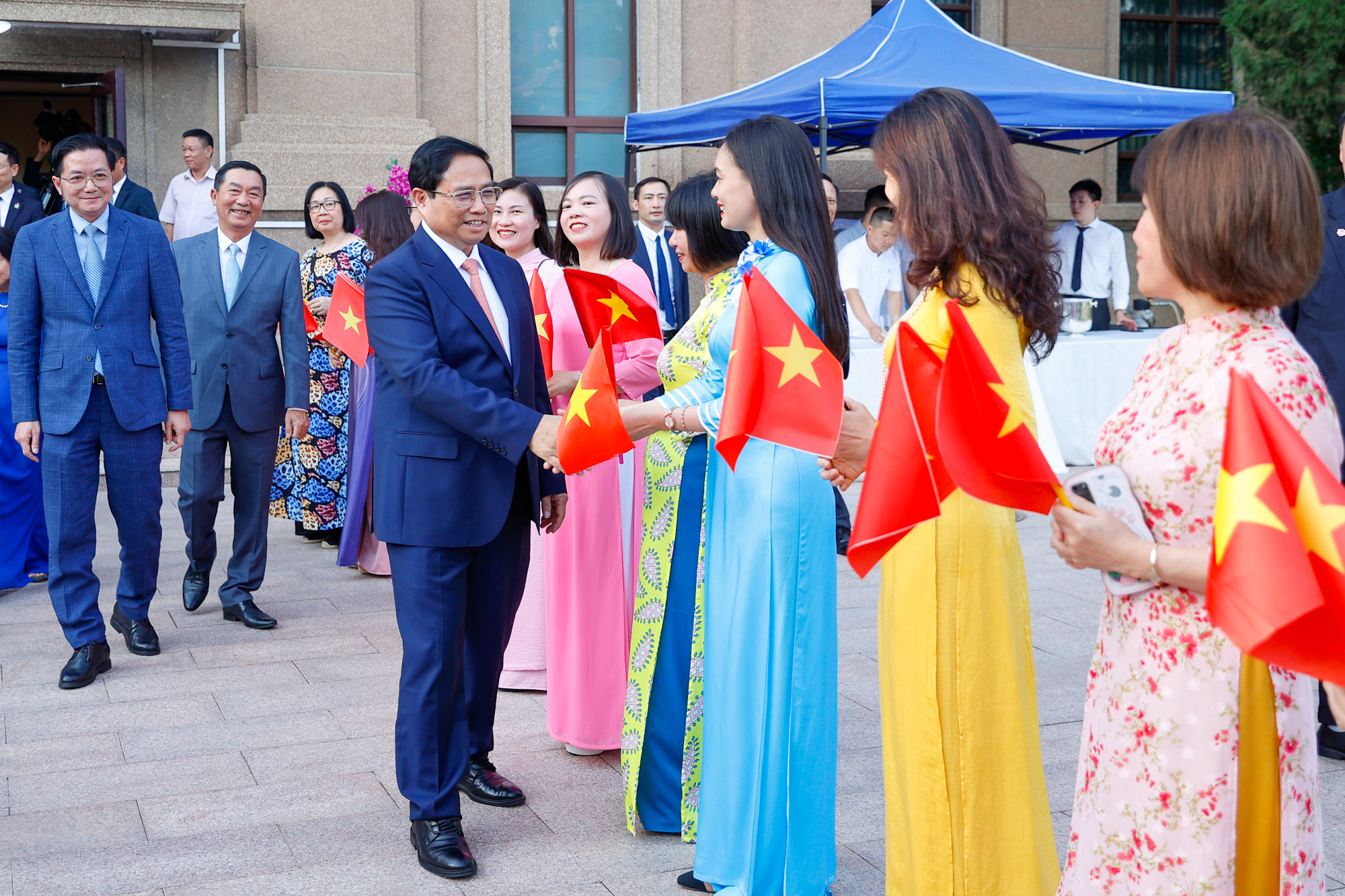 Cán bộ, nhân viên Đại sứ quán và bà con Việt kiều nồng nhiệt chào đón Thủ tướng - Ảnh: VGP/Nhật Bắc
