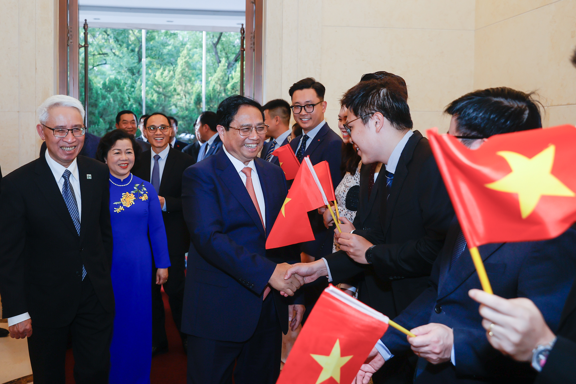Thủ tướng thăm hỏi, trò chuyện với Cán bộ, nhân viên Đại sứ quán và bà con Việt kiều - Ảnh: VGP/Nhật Bắc