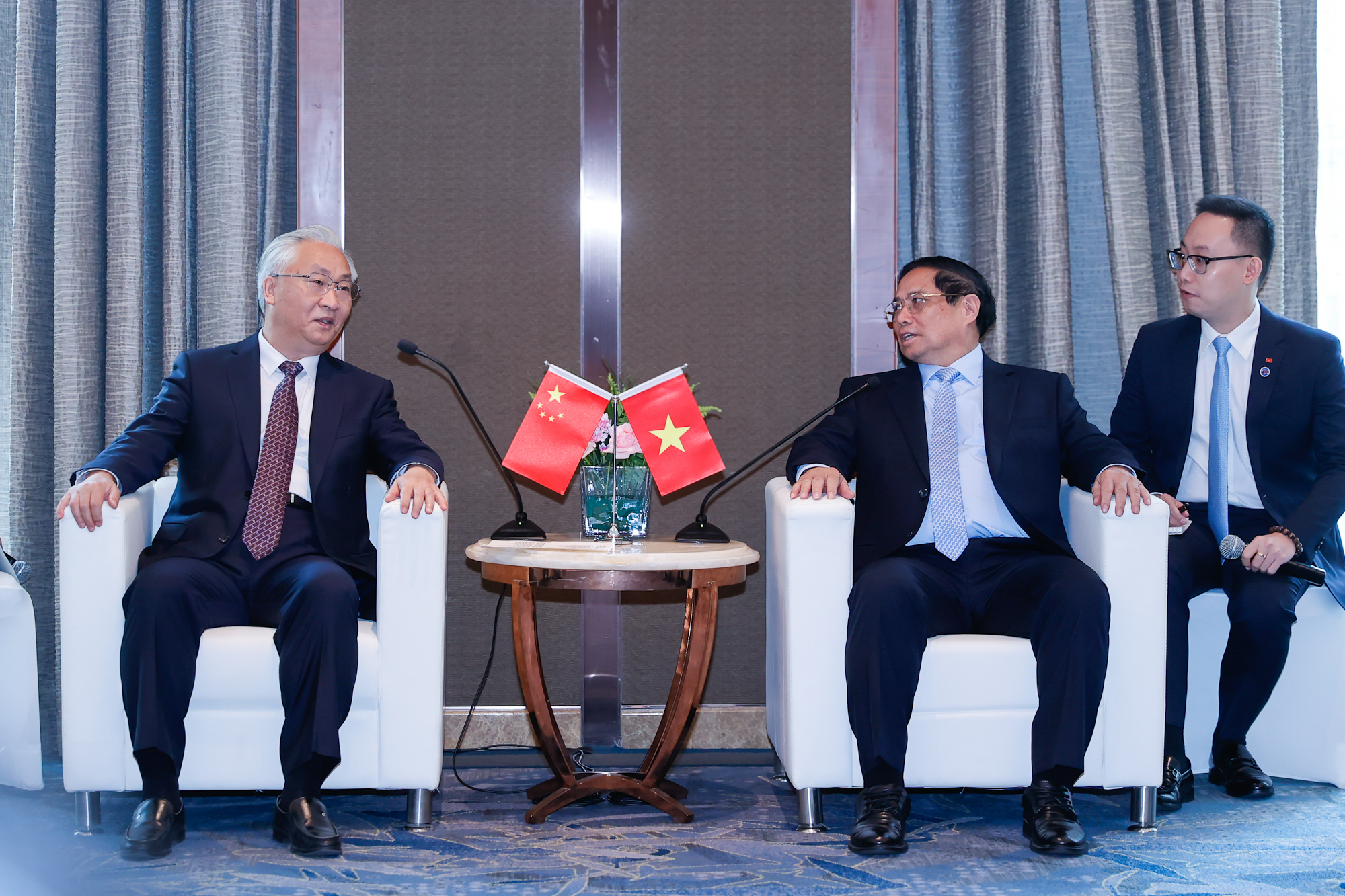 Thủ tướng Phạm Minh Chính và Phó Thủ tướng Trương Quốc Thanh nhất trí về ý nghĩa quan trọng của 3 tuyến đường sắt nói trên, giúp Việt Nam kết nối với Trung Á, châu Âu qua Trung Quốc và giúp Trung Quốc kết nối với ASEAN qua Việt Nam - Ảnh: VGP/Nhật Bắc