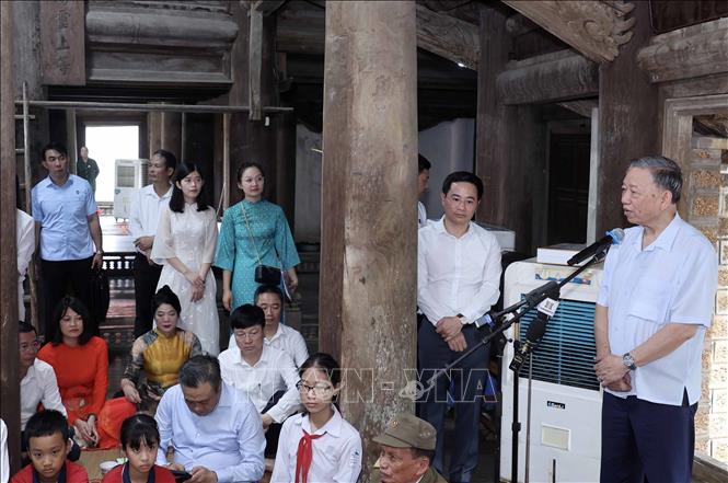 Chủ tịch nước Tô Lâm nói chuyện thân mật với các tầng lớp Nhân dân tại đình Mông Phụ, làng cổ Đường Lâm - Ảnh: TTXVN