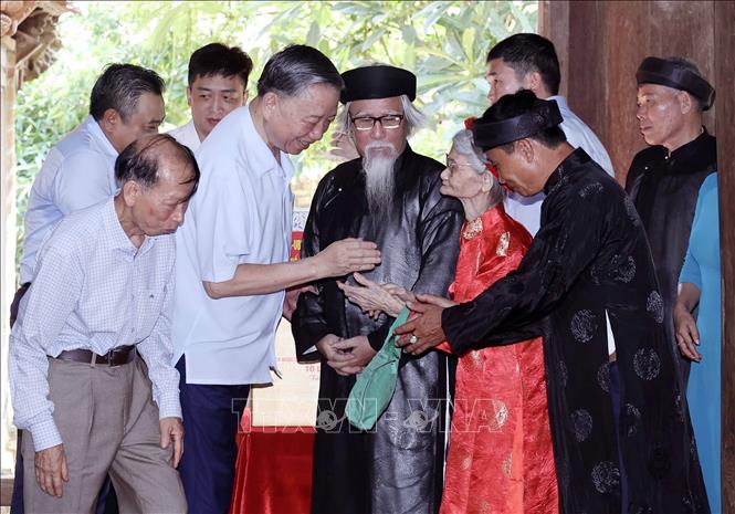Chủ tịch nước thăm hỏi các tầng lớp Nhân dân tại đình Mông Phụ - Ảnh: TTXVN