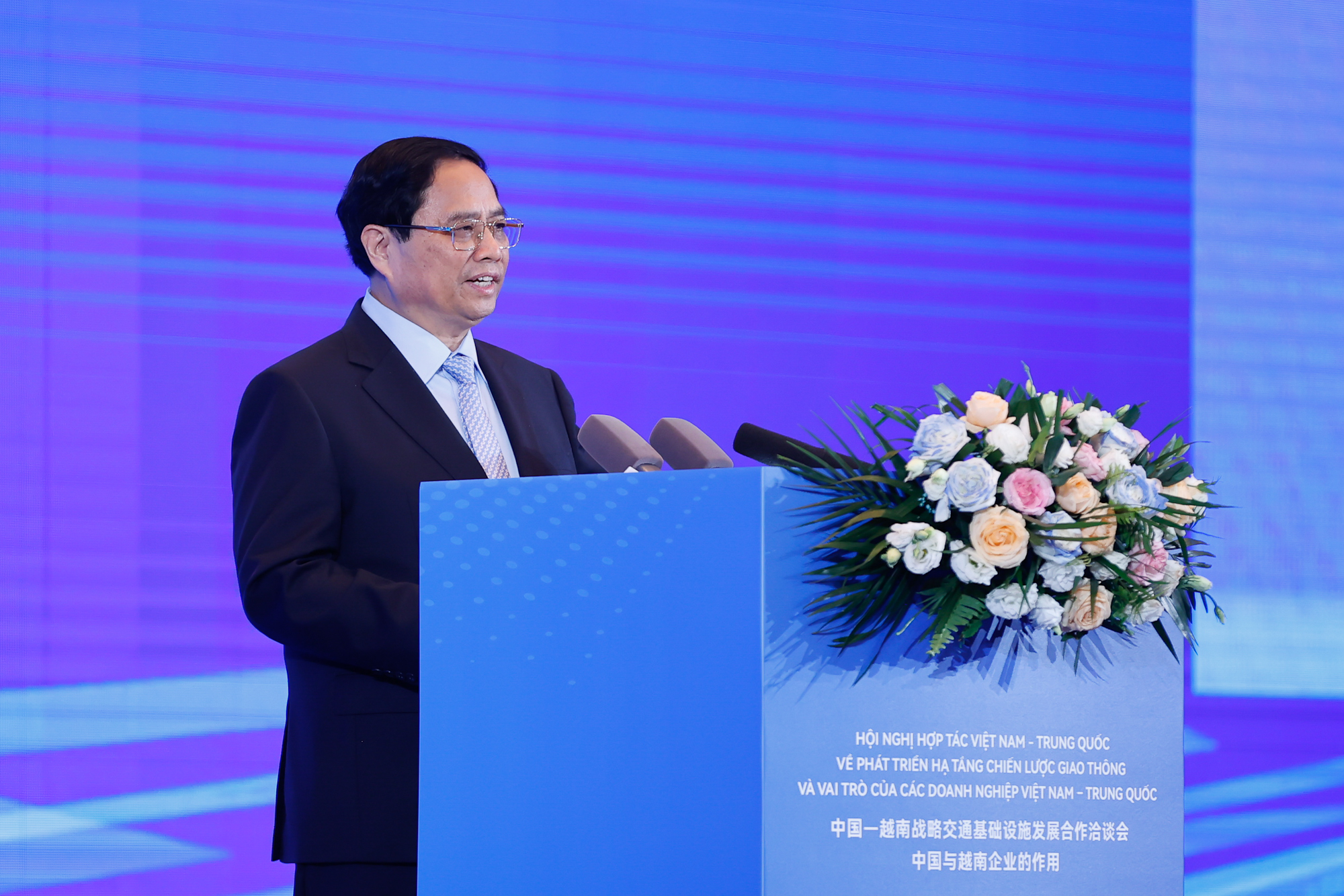 Thủ tướng Phạm Minh Chính nhấn mạnh, phát triển và kết nối hạ tầng chiến lược giao thông Việt Nam-Trung Quốc có ý nghĩa đặc biệt quan trọng, vừa tạo điều kiện thuận lợi để hai nước giao thương hàng hóa, giao lưu đi lại của người dân, vừa là cơ sở kết nối hai nước với khu vực và thế giới - Ảnh: VGP/Nhật Bắc