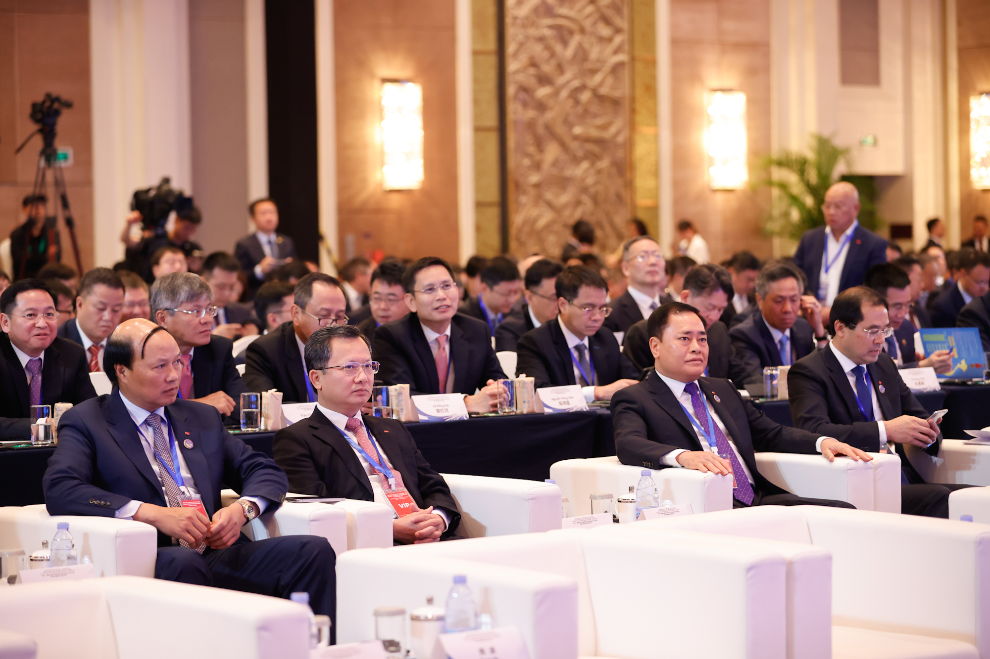 Các đại biểu tham dự Hội nghị trao đổi, chia sẻ những kinh nghiệm quý về phát triển hạ tầng chiến lược giao thông, đề xuất các định hướng, nhiệm vụ, giải pháp, nhất là những bài học về chuyển giao công nghệ và phát triển nguồn nhân lực trong lĩnh vực đường sắt mà Trung Quốc có thế mạnh - Ảnh: VGP/Nhật Bắc