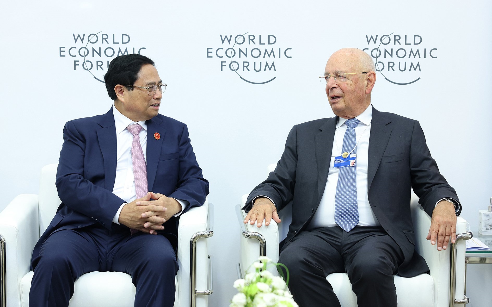 Thủ tướng tiếp GS. Klaus Schwab, Nhà sáng lập kiêm Chủ tịch điều hành WEF. GS. Klaus Schwab đã ca ngợi Việt Nam là nền kinh tế năng động, ngọn hải đăng về phát triển kinh tế và đầu tầu tăng trưởng của khu vực - Ảnh: VGP/Nhật Bắc