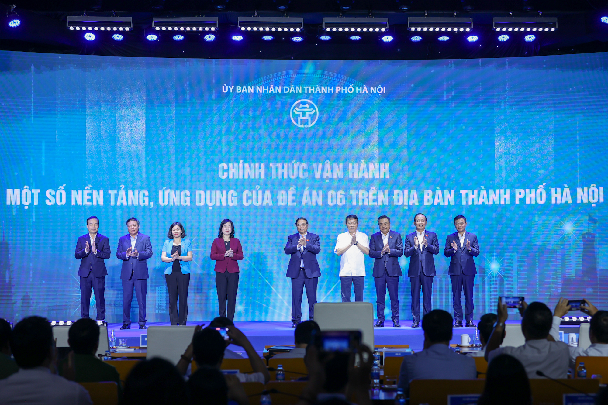 Thủ tướng Phạm Minh Chính và các đại biểu thực hiện nghi thức vận hành các nền tảng, ứng dụng của Đề án 06 trên địa bàn TP. Hà Nội - Ảnh: VGP/Nhật Bắc