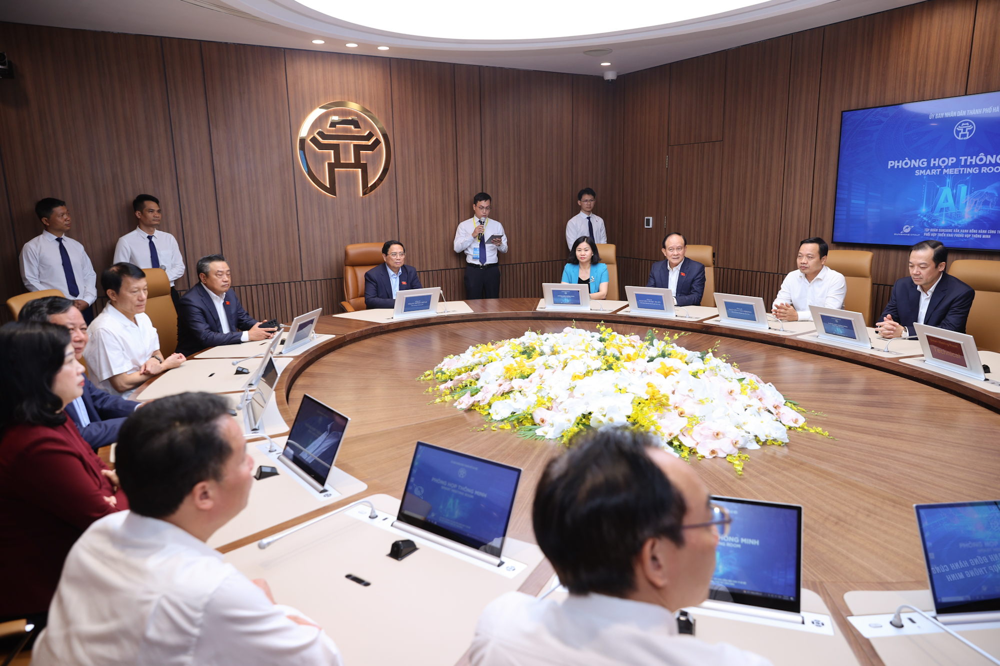 Thủ tướng Phạm Minh Chính và các đại biểu trải nghiệm các ứng dụng phòng họp thông minh của TP. Hà Nội - Ảnh: VGP/Nhật Bắc