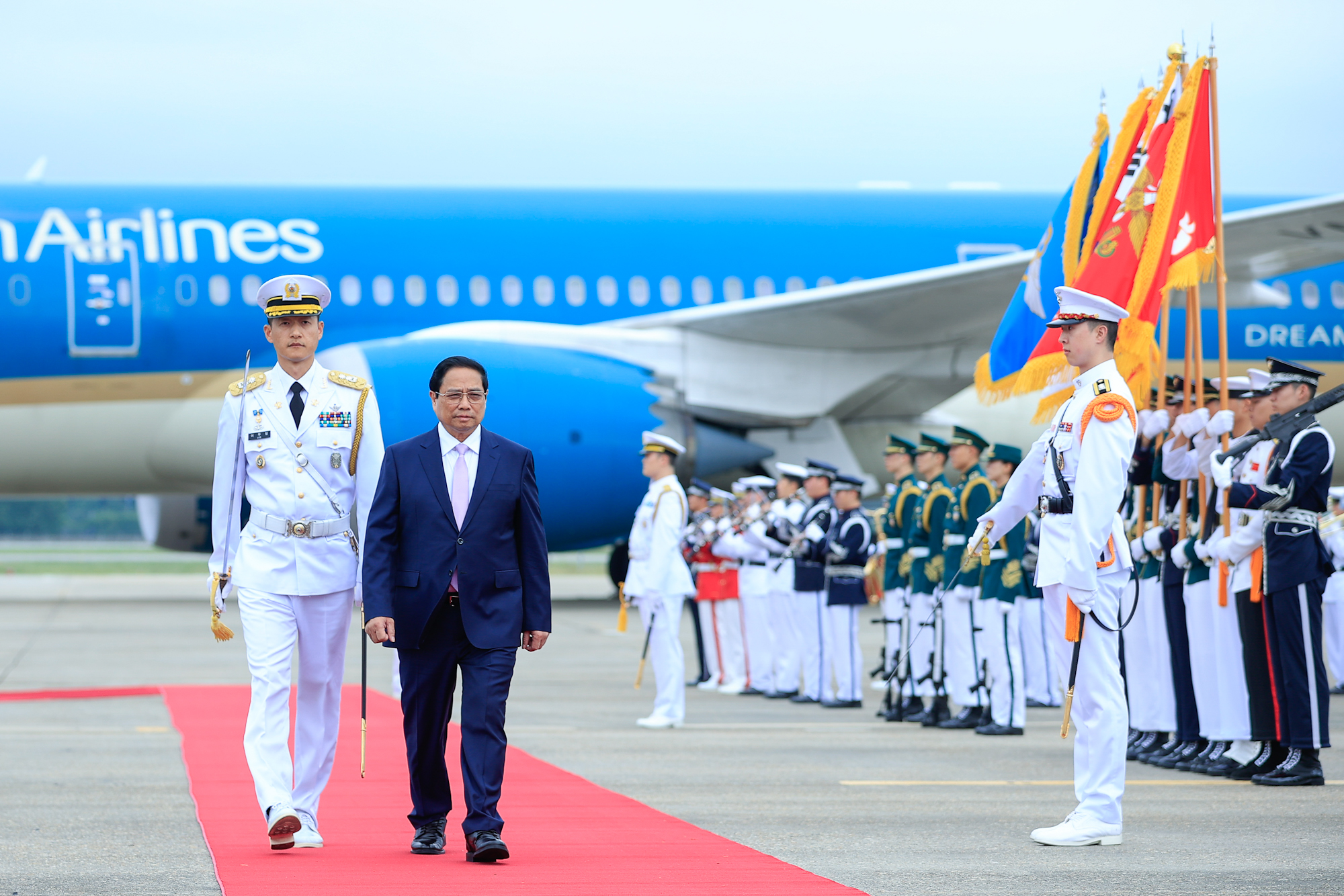 Thủ tướng duyệt Đội danh dự, gồm đại diện các lực lượng của quân đội Hàn Quốc - Ảnh: VGP/Nhật Bắc