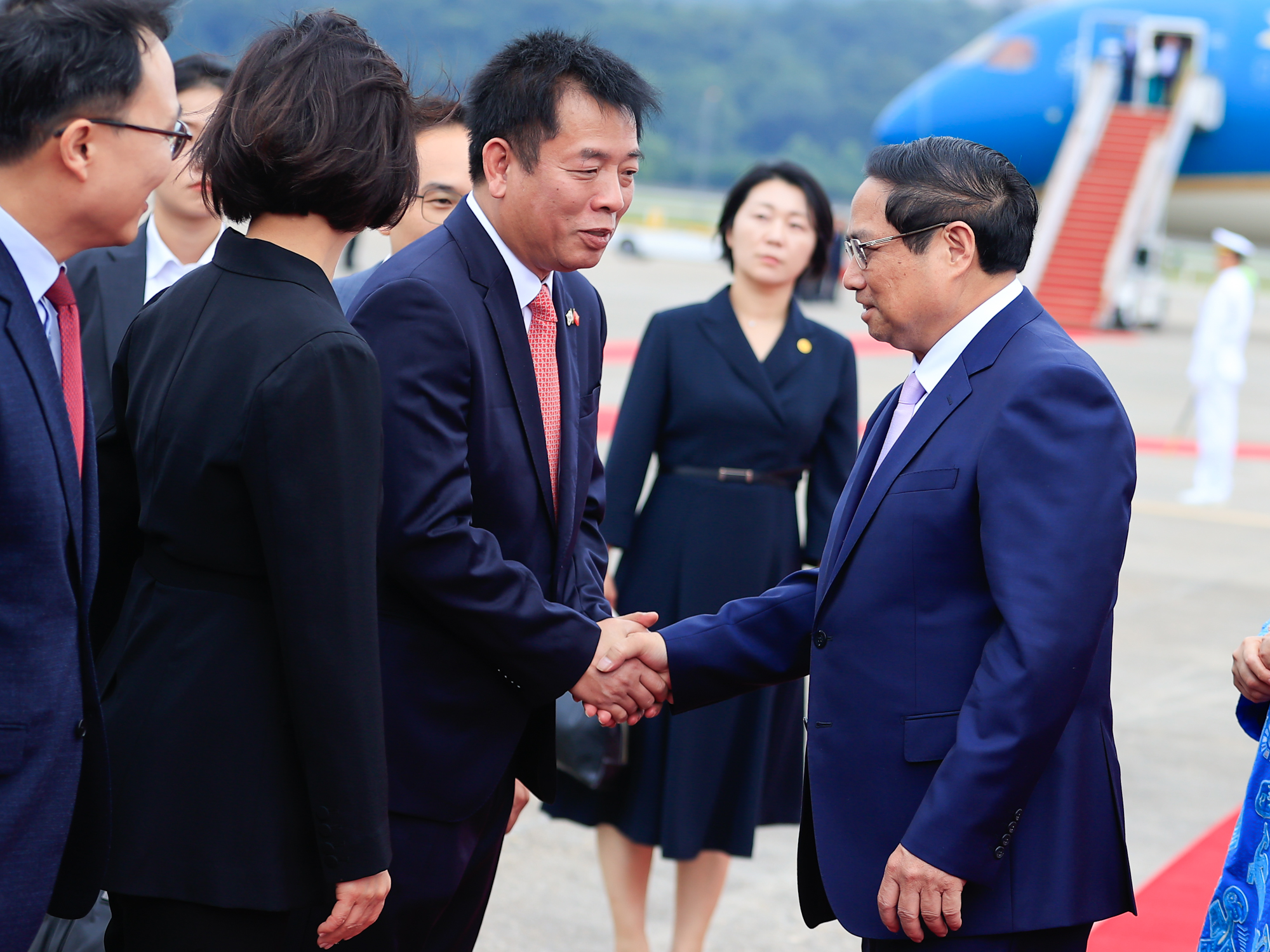 Đại sứ Việt Nam tại Hàn Quốc Vũ Hồ đón Thủ tướng - Ảnh: VGP/Nhật Bắc