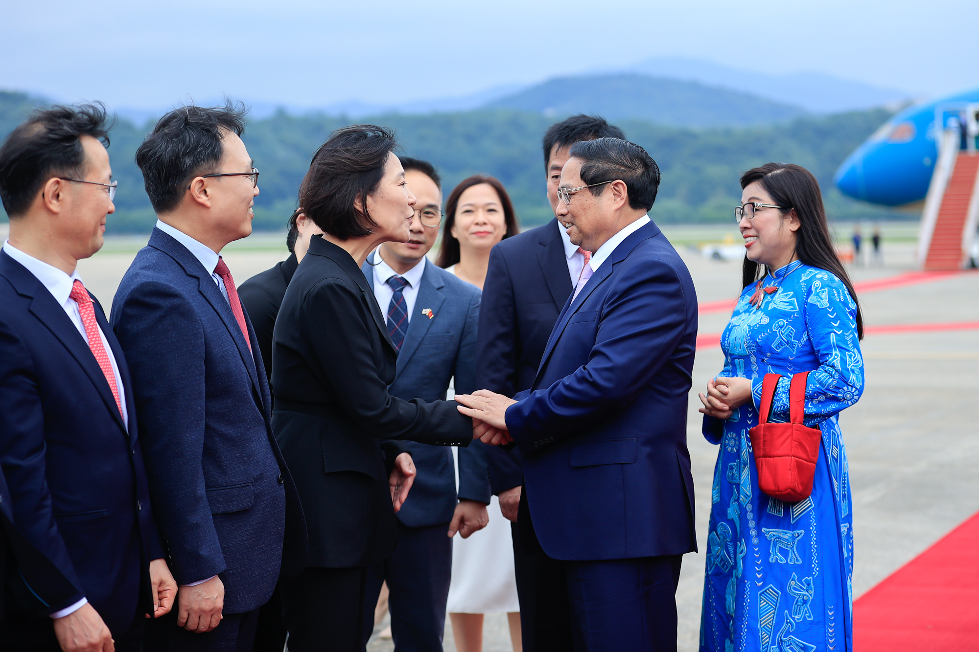 Bộ trưởng Bộ Doanh nghiệp vừa và nhỏ và khởi nghiệp Hàn Quốc chào đón Thủ tướng Phạm Minh Chính và phu nhân - Ảnh: VGP/Nhật Bắc