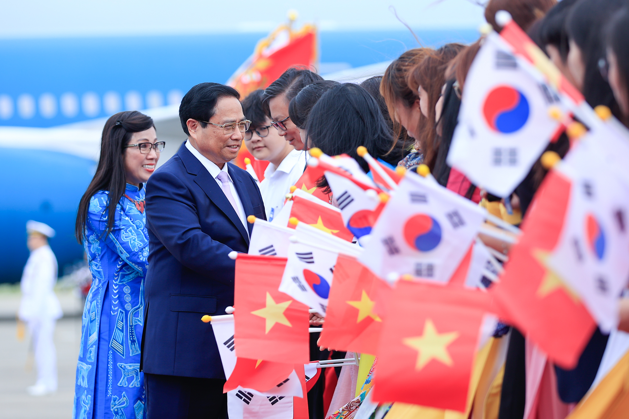 Cán bộ, nhân viên Đại sứ quán và cộng đồng người Việt Nam tại Hàn Quốc nồng nhiệt chào đón Thủ tướng và Phu nhân, cùng Đoàn đại biểu Việt Nam - Ảnh: VGP/Nhật Bắc