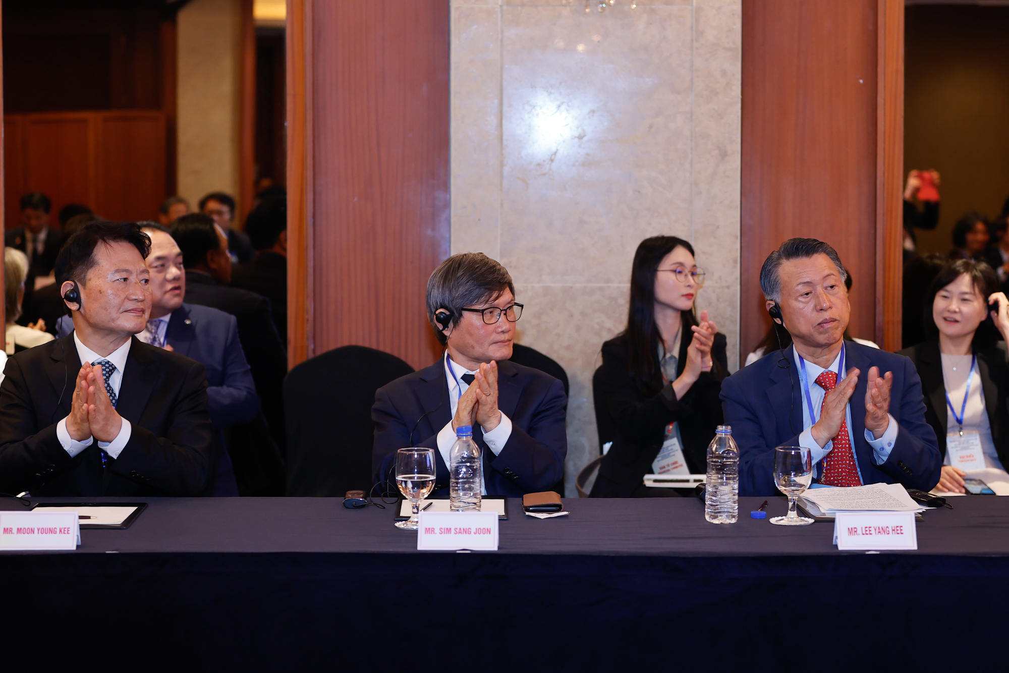 Những người bạn Hàn Quốc nhiệt liệt chào mừng Thủ tướng và các đại biểu tới thăm Hàn Quốc, đánh giá cao nỗ lực vươn lên và những thành tựu phát triển mạnh mẽ của Việt Nam - Ảnh: VGP/Nhật Bắc