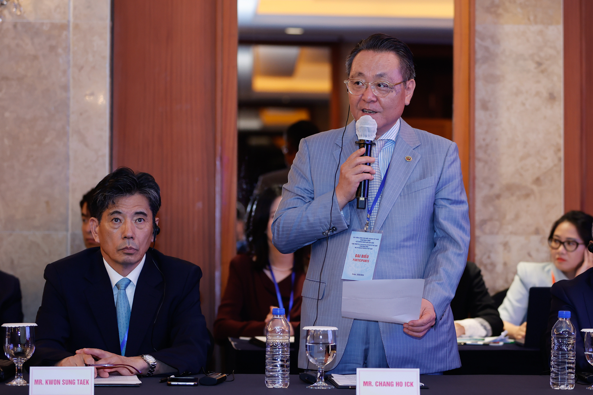 Chủ tịch HNhững người yêu Việt Nam phát biểu tại cuộc gặp - Ảnh: VGP/Nhật Bắc